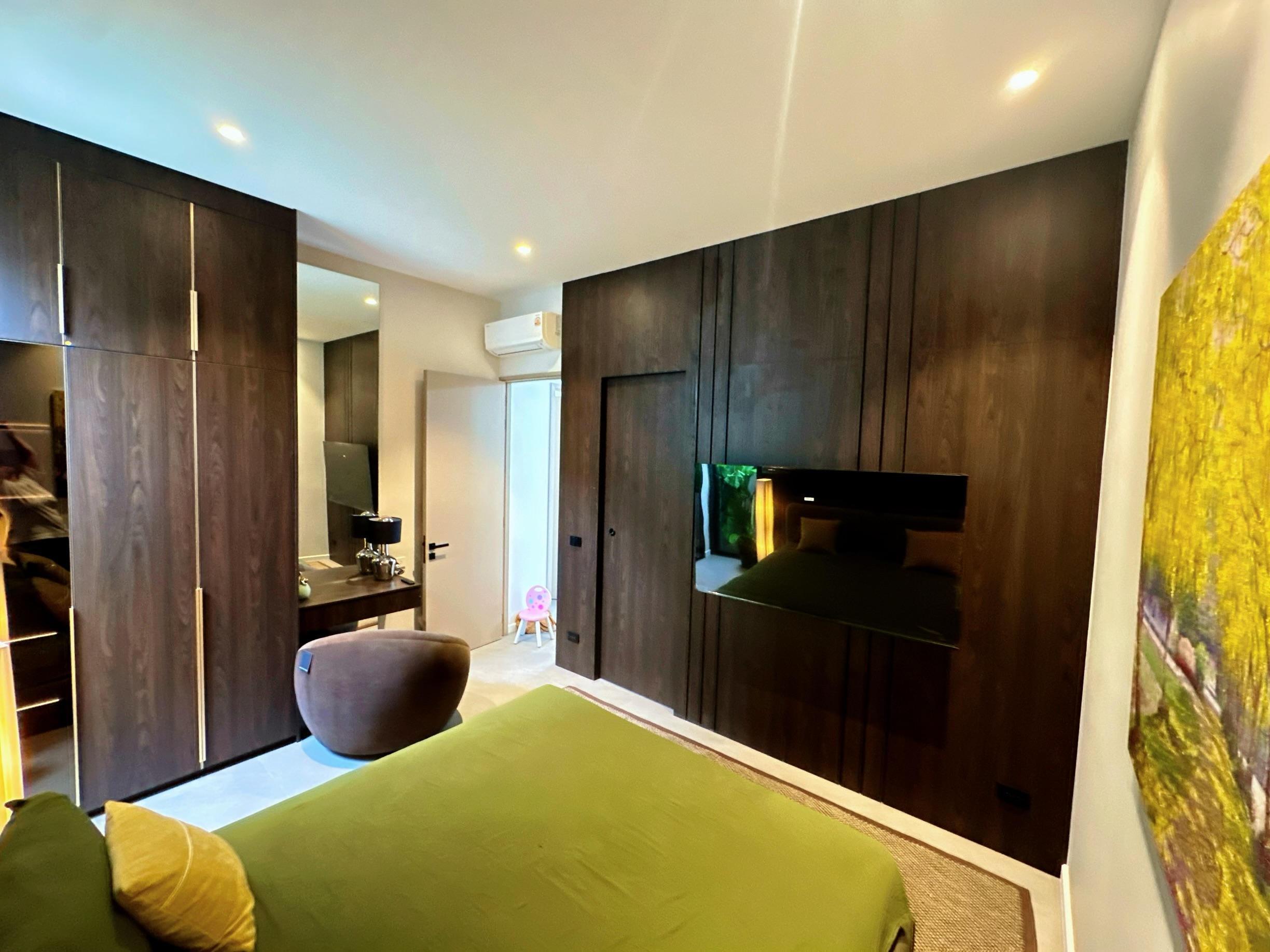Charm Pool Villa Honeywood in Rawai Phuket — interior photograph 17